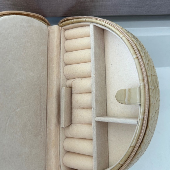 Travel jewelry case - beige colour - Picture 1 of 3